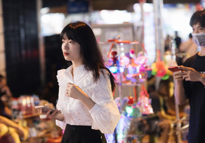 Ảnh: Khu trung tâm Hà Nội bắt đầu ngập tràn không khí Trung thu - Ảnh 3. Ảnh: Khu trung tâm Hà Nội bắt đầu ngập tràn không khí Trung thu - Ảnh 3.