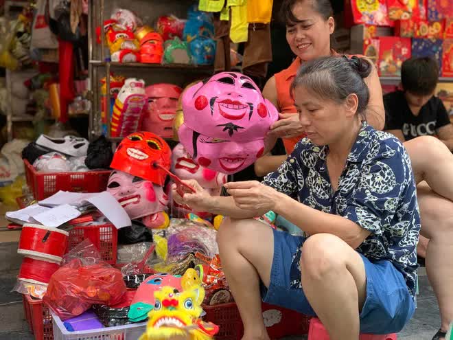 Phố Hàng Mã nhuộm đỏ trước thềm trung thu: Đồ chơi, đồ trang trí cực đa dạng, giá chỉ từ 15.000 VNĐ - Ảnh 6.