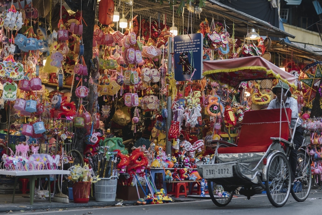 Ảnh: Khu trung tâm Hà Nội bắt đầu ngập tràn không khí Trung thu - Ảnh 7. Ảnh: Khu trung tâm Hà Nội bắt đầu ngập tràn không khí Trung thu - Ảnh 7.