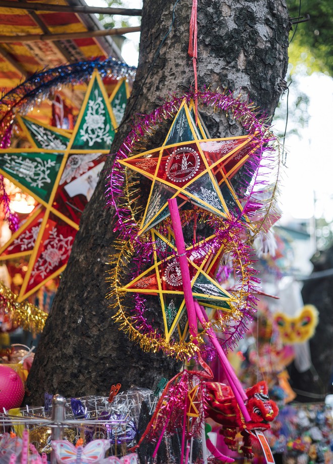 Ảnh: Khu trung tâm Hà Nội bắt đầu ngập tràn không khí Trung thu - Ảnh 9. Ảnh: Khu trung tâm Hà Nội bắt đầu ngập tràn không khí Trung thu - Ảnh 9.