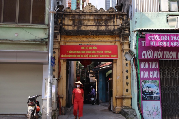 Chùm ảnh: Những cổng làng cổ kính trong lòng phố phường tấp nập của Hà Nội - Ảnh 1.