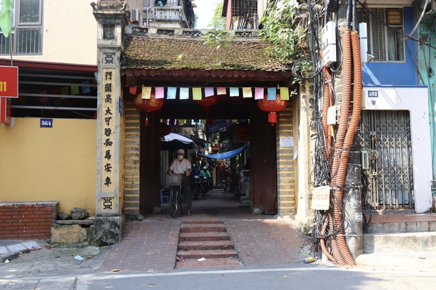 Chùm ảnh: Những cổng làng cổ kính trong lòng phố phường tấp nập của Hà Nội - Ảnh 2.