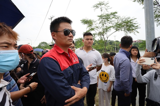  Ảnh: Đội cứu hộ và hàng trăm người dân cùng tìm kiếm cô gái mất tích tại Hà Nội - Ảnh 3.