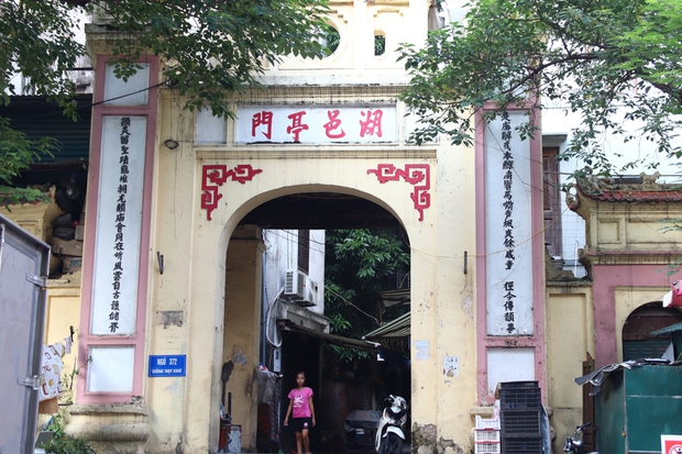 Chùm ảnh: Những cổng làng cổ kính trong lòng phố phường tấp nập của Hà Nội - Ảnh 5.