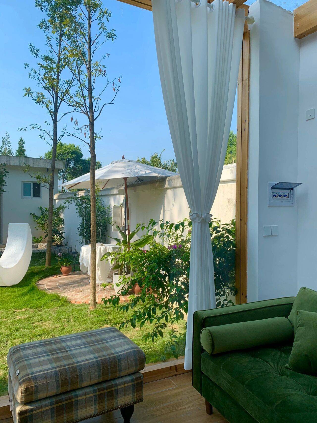 故郷に帰るために街を離れた9xの女の子は、リゾートのように美しい古い家を精力的に改装しました - 写真7.