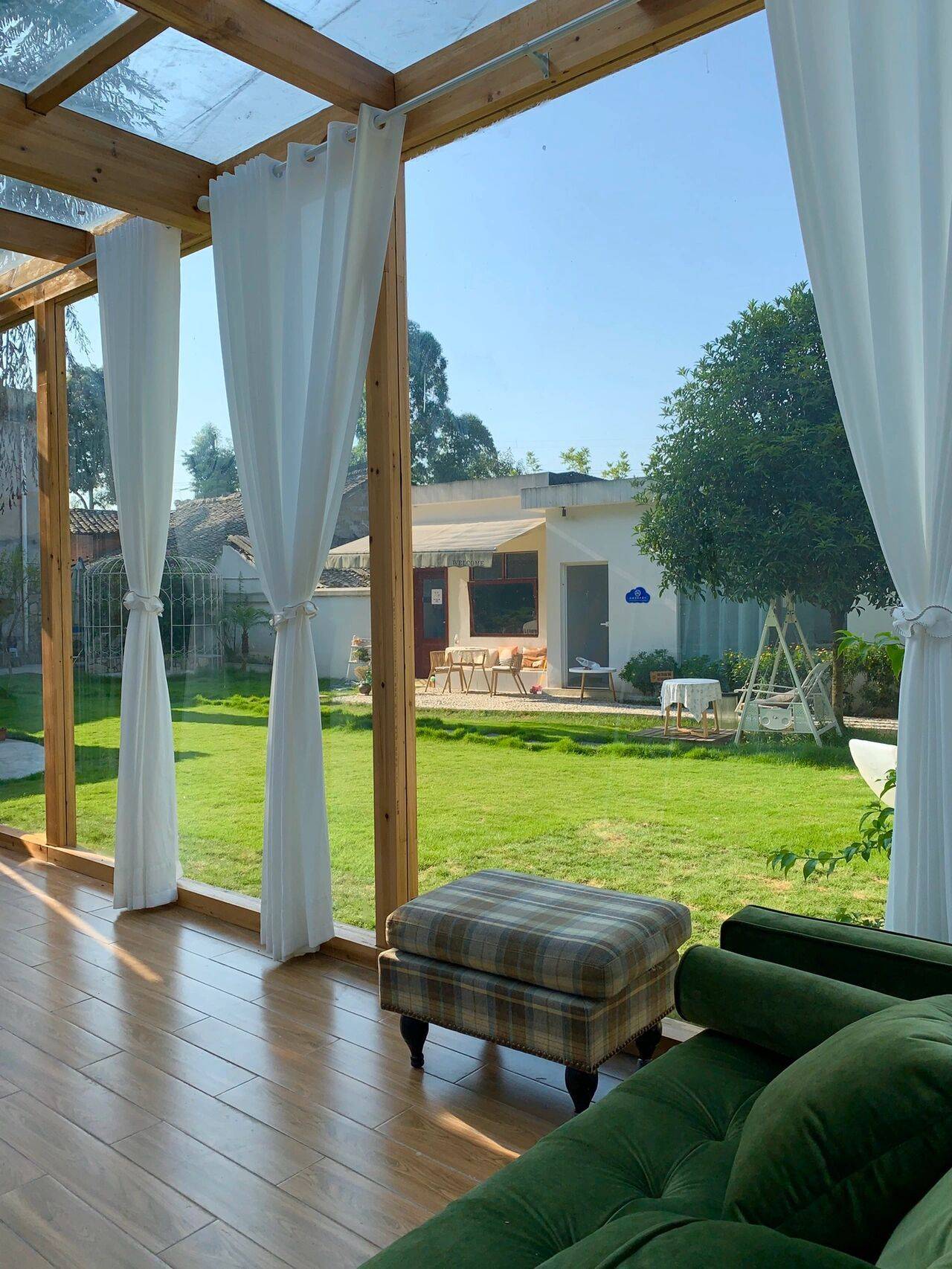 故郷に帰るために街を離れた9xの女の子は、リゾートのように美しい古い家を精力的に改装しました - 写真9.