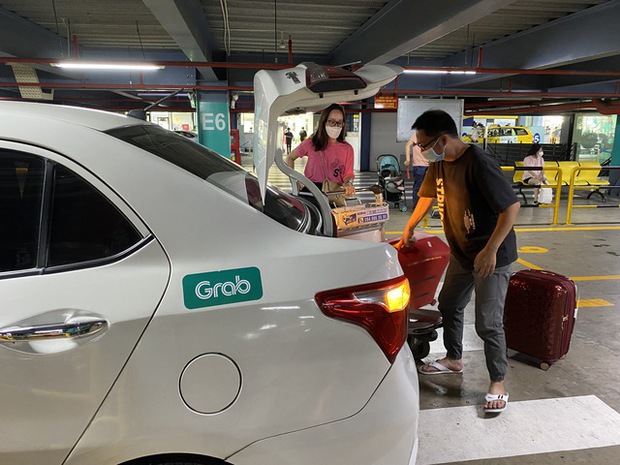  Xe công nghệ, taxi chặt chém ở sân bay Tân Sơn Nhất sẽ bị đình chỉ nửa tháng - Ảnh 3.