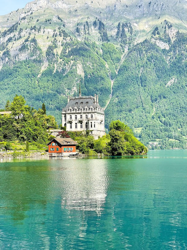 Ngôi làng nhỏ dân số chỉ khoảng 400 người, đẹp nức tiếng ở Thuỵ Sĩ được ví là “siêu thực” - Ảnh 3.