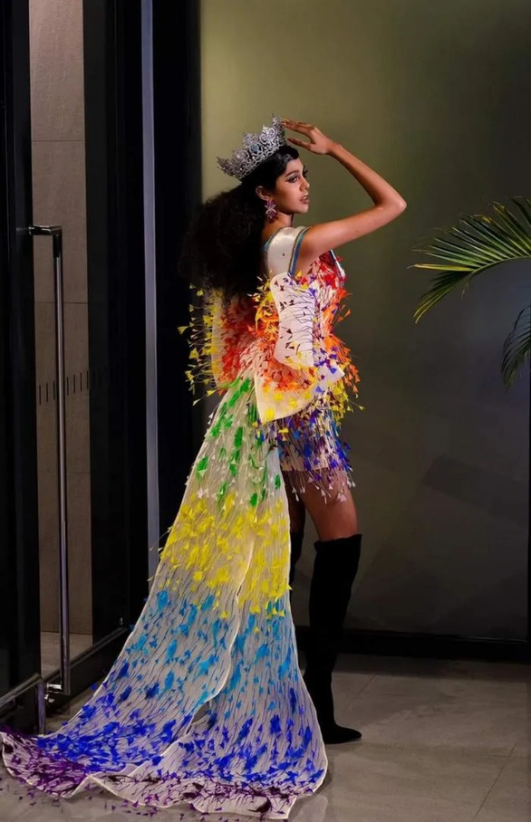 Miss Campuchia xin lỗi fan Việt vì mặc váy pha-ke của NTK Việt - Ảnh 4.