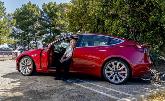Tesla chịu trận vì Elon Musk - Ảnh 1.