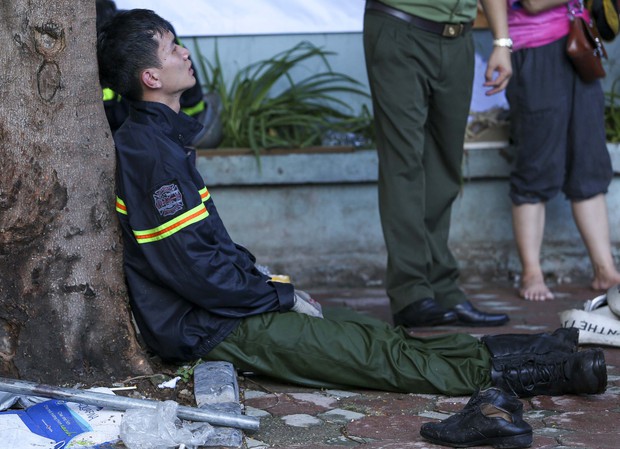 Toàn cảnh vụ cháy quán karaoke ở Hà Nội: Lửa bùng hàng giờ, nhiều gương mặt thất thần khi chứng kiến 3 đồng đội anh dũng hy sinh - Ảnh 11.