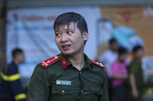 Toàn cảnh vụ cháy quán karaoke ở Hà Nội: Lửa bùng hàng giờ, nhiều gương mặt thất thần khi chứng kiến 3 đồng đội anh dũng hy sinh - Ảnh 12.
