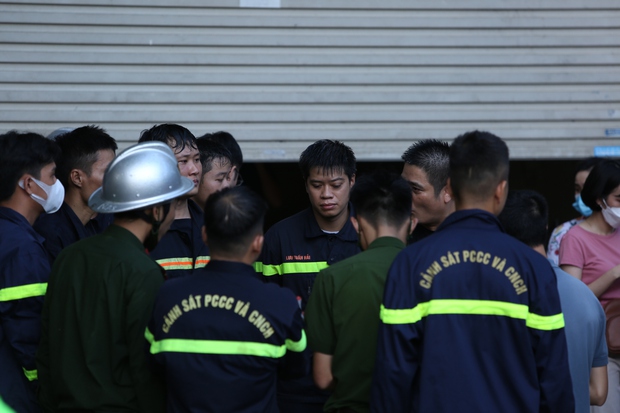 Toàn cảnh vụ cháy quán karaoke ở Hà Nội: Lửa bùng hàng giờ, nhiều gương mặt thất thần khi chứng kiến 3 đồng đội anh dũng hy sinh - Ảnh 13.