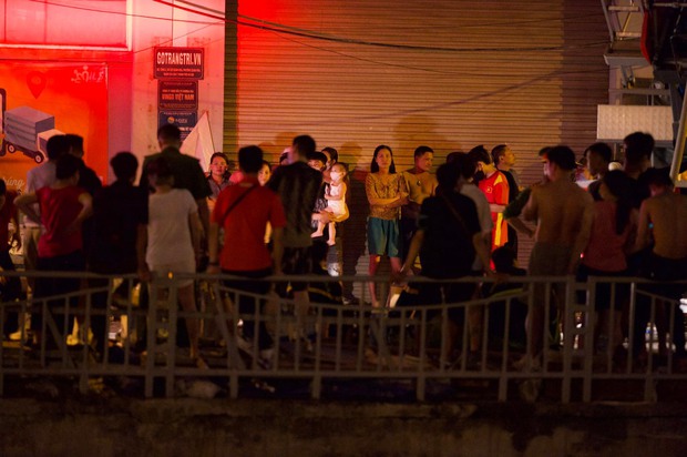 Toàn cảnh vụ cháy quán karaoke ở Hà Nội: Lửa bùng hàng giờ, nhiều gương mặt thất thần khi chứng kiến 3 đồng đội anh dũng hy sinh - Ảnh 27.