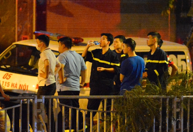 Toàn cảnh vụ cháy quán karaoke ở Hà Nội: Lửa bùng hàng giờ, nhiều gương mặt thất thần khi chứng kiến 3 đồng đội anh dũng hy sinh - Ảnh 28.