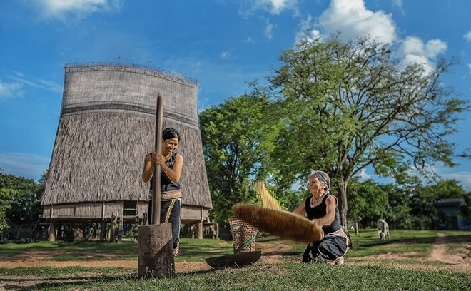 Phim hướng dẫn an toàn bay 2022 của Vietnam Airlines nổi rần rần: Người xem phản ứng thế nào trước loạt địa danh xuất hiện? - Ảnh 7.