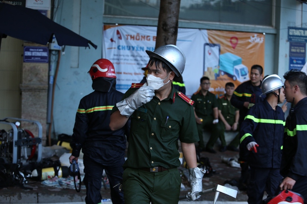 Toàn cảnh vụ cháy quán karaoke ở Hà Nội: Lửa bùng hàng giờ, nhiều gương mặt thất thần khi chứng kiến 3 đồng đội anh dũng hy sinh - Ảnh 9.