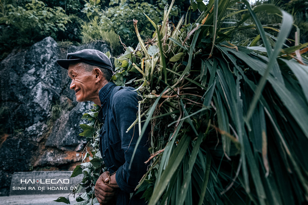 Lái xe trên những cung đường hùng vĩ, cắm trại giữa sông núi Hà Giang - Ảnh 11.