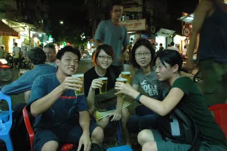  Khách Tây viết cẩm nang uống bia chuẩn Việt: Nâng cốc vì những tình huống có một không hai - Ảnh 1.