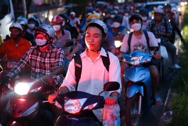  Hà Nội: Đường gom đại lộ Thăng Long tắc cứng vào giờ cao điểm, người dân mệt mỏi khi đi vài trăm mét mất cả tiếng đồng hồ - Ảnh 11.