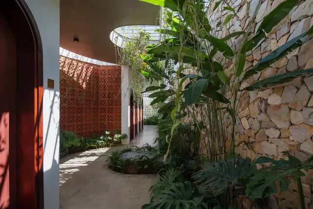 Ngôi nhà thời gian 470m2 ở Kon Tum: Mọi ngóc ngách đều mang đậm phong cách kiến trúc nhiệt đới - Ảnh 12.