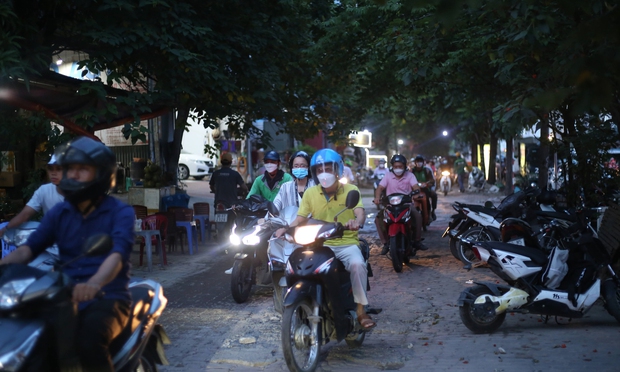  Hà Nội: Đường gom đại lộ Thăng Long tắc cứng vào giờ cao điểm, người dân mệt mỏi khi đi vài trăm mét mất cả tiếng đồng hồ - Ảnh 12.