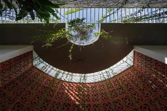 Ngôi nhà thời gian 470m2 ở Kon Tum: Mọi ngóc ngách đều mang đậm phong cách kiến trúc nhiệt đới - Ảnh 13.