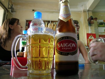  Khách Tây viết cẩm nang uống bia chuẩn Việt: Nâng cốc vì những tình huống có một không hai - Ảnh 3.