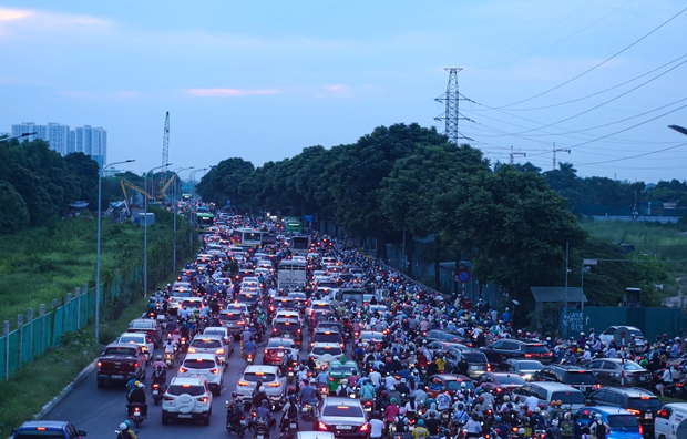  Hà Nội: Đường gom đại lộ Thăng Long tắc cứng vào giờ cao điểm, người dân mệt mỏi khi đi vài trăm mét mất cả tiếng đồng hồ - Ảnh 4.