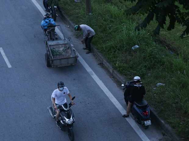  Hà Nội: Đường gom đại lộ Thăng Long tắc cứng vào giờ cao điểm, người dân mệt mỏi khi đi vài trăm mét mất cả tiếng đồng hồ - Ảnh 6.