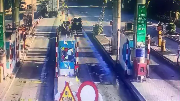 Ôtô tông sập barie trạm thu phí không dừng: Tài xế - nhà thầu bắt đền lẫn nhau - Ảnh 2. Ôtô tông sập barie trạm thu phí không dừng: Tài xế - nhà thầu bắt đền lẫn nhau - Ảnh 2.