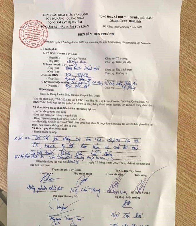 Ôtô tông sập barie trạm thu phí không dừng: Tài xế - nhà thầu bắt đền lẫn nhau - Ảnh 3. Ôtô tông sập barie trạm thu phí không dừng: Tài xế - nhà thầu bắt đền lẫn nhau - Ảnh 3.