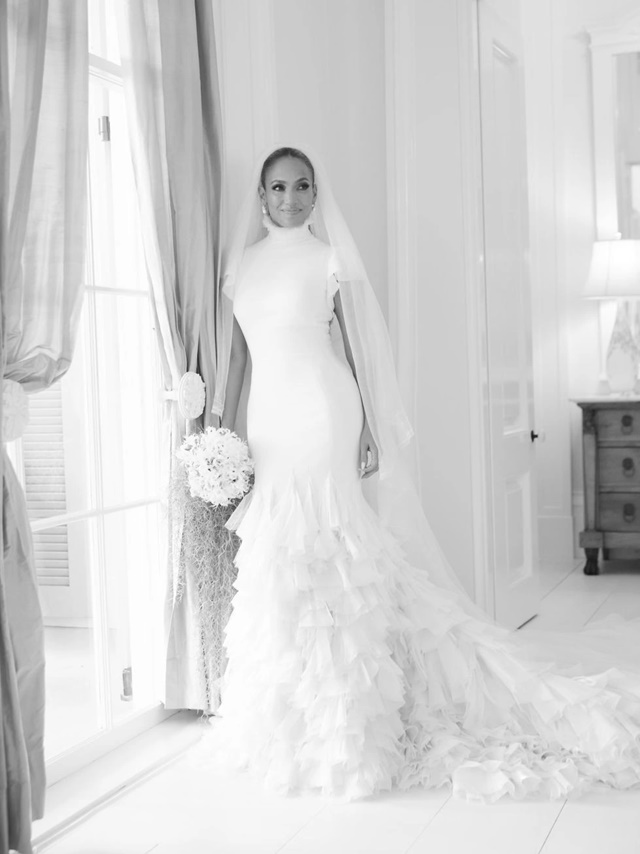 Ba chiếc váy Ralph Lauren thủ công trong đám cưới cô dâu Jennifer Lopez - Ảnh 1.