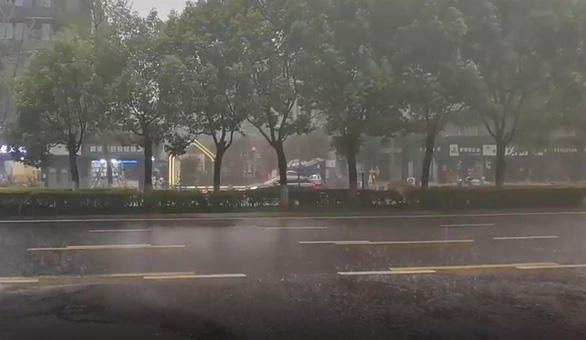 Dân Trung Quốc mừng rơi nước mắt vì cuối cùng trời cũng mưa ở Thành Đô - Ảnh 2.