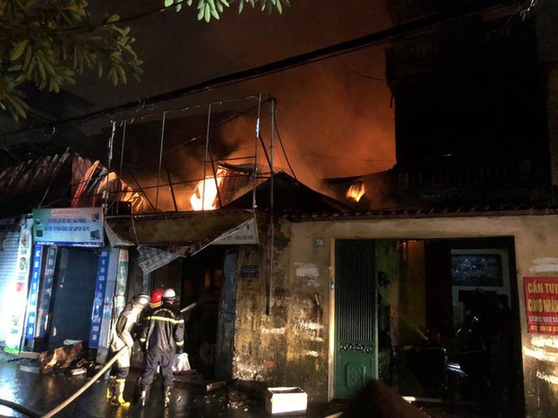  4 căn nhà ở Hà Nội bốc cháy ngùn ngụt lúc rạng sáng - Ảnh 1.