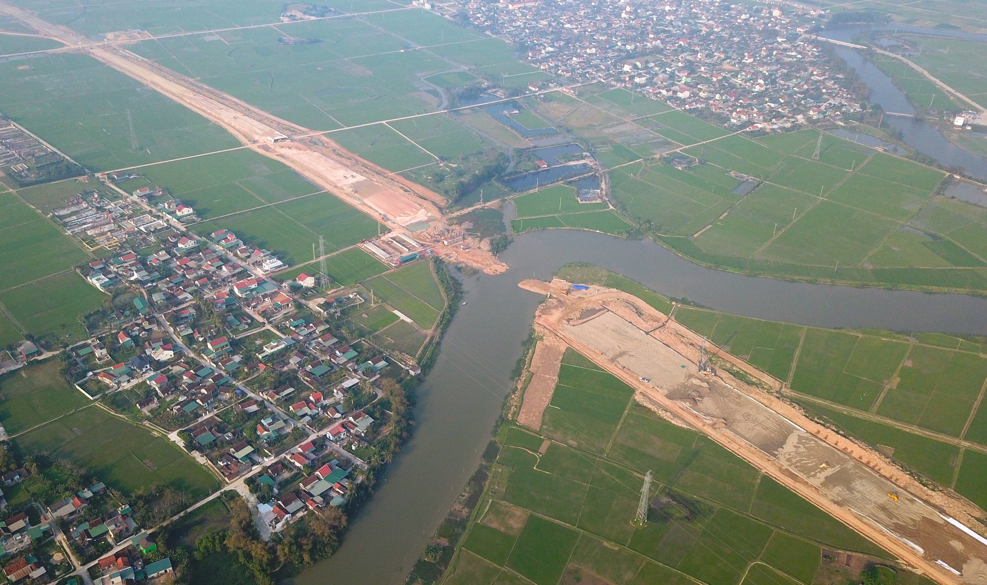 Nhộn nhịp đại công trường đào hầm xuyên núi Thần Vũ để làm cao tốc Bắc - Nam - Ảnh 1.