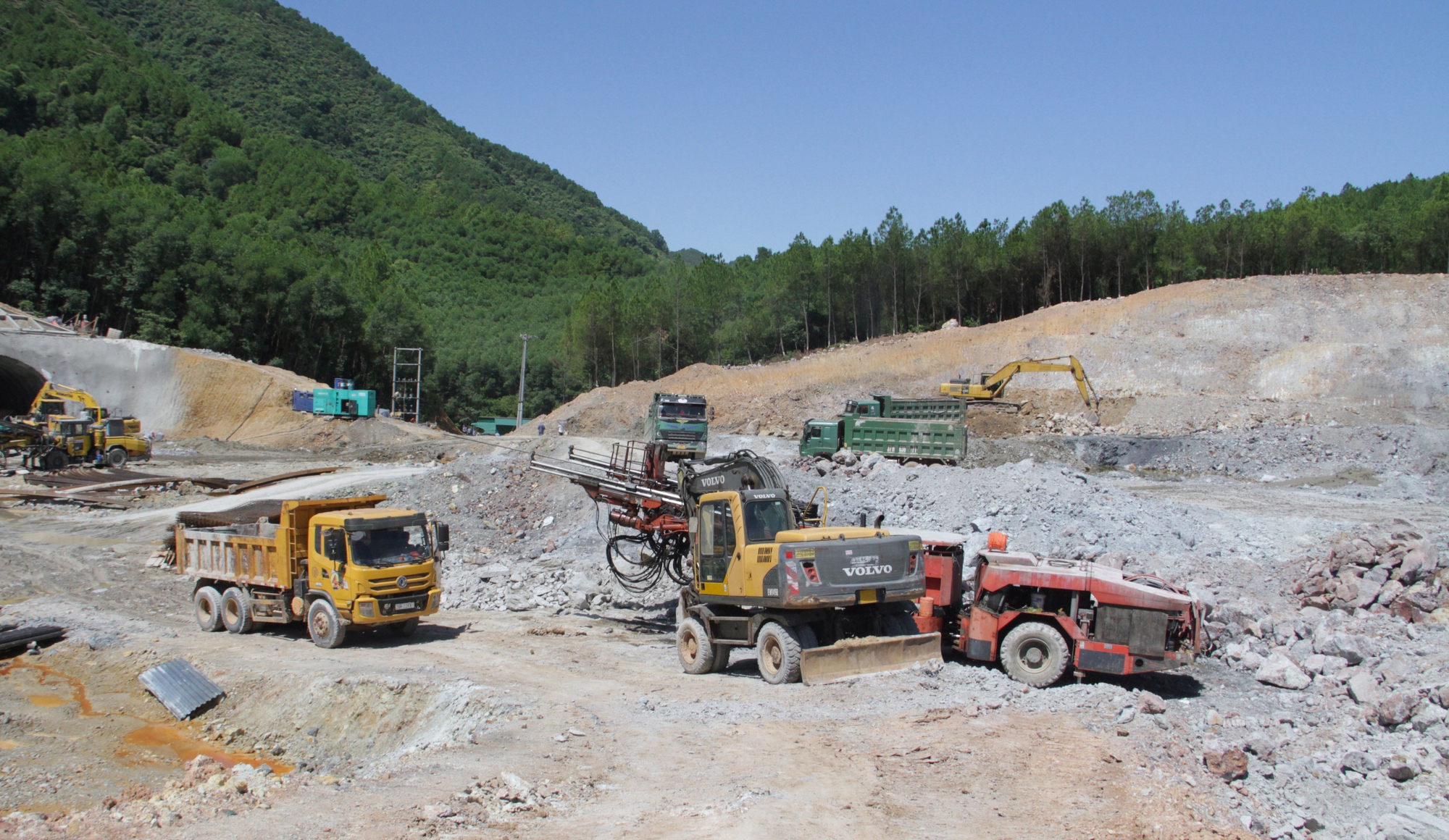 Nhộn nhịp đại công trường đào hầm xuyên núi Thần Vũ để làm cao tốc Bắc - Nam - Ảnh 2.