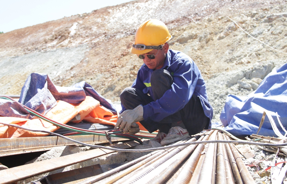 Nhộn nhịp đại công trường đào hầm xuyên núi Thần Vũ để làm cao tốc Bắc - Nam - Ảnh 13.