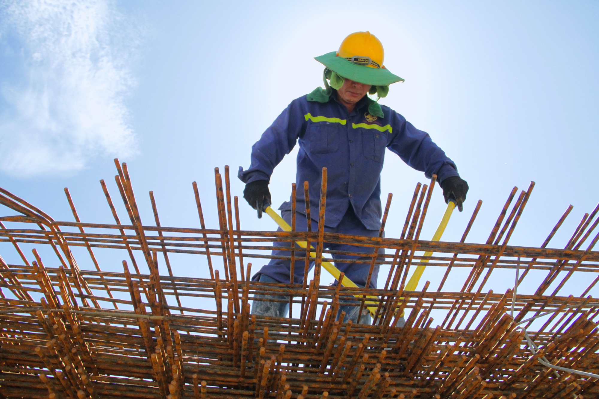 Nhộn nhịp đại công trường đào hầm xuyên núi Thần Vũ để làm cao tốc Bắc - Nam - Ảnh 6.