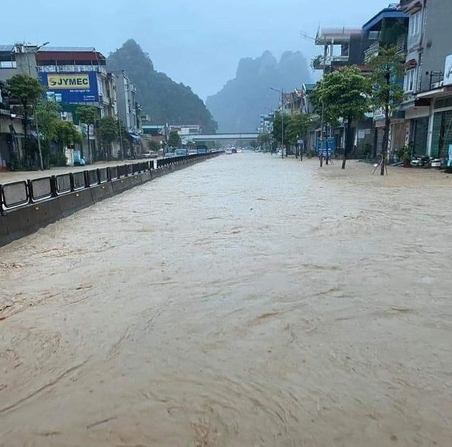 Người dân Hạ Long chạy lũ xuyên đêm - Ảnh 10.