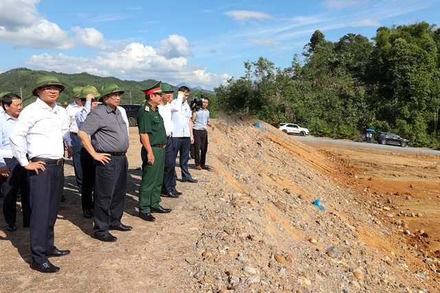 Thủ tướng khảo sát dự án sân bay Sa Pa, đường nối cao tốc Nội Bài - Lào Cai tới Sa Pa - Ảnh 1.