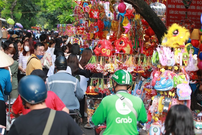  Hà Nội: Phố Hàng Mã chật kín người đổ về vui chơi trước Trung thu, trẻ em được người lớn kiệu rước đèn ông sao  - Ảnh 2.