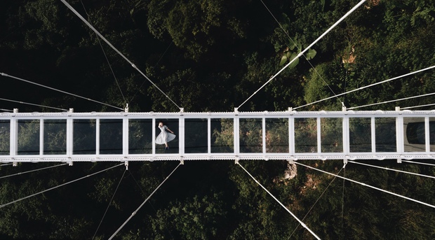 Mãn nhãn với cây cầu kính đi bộ dài nhất thế giới hùng vĩ giữa núi rừng Việt Nam - Ảnh 14.