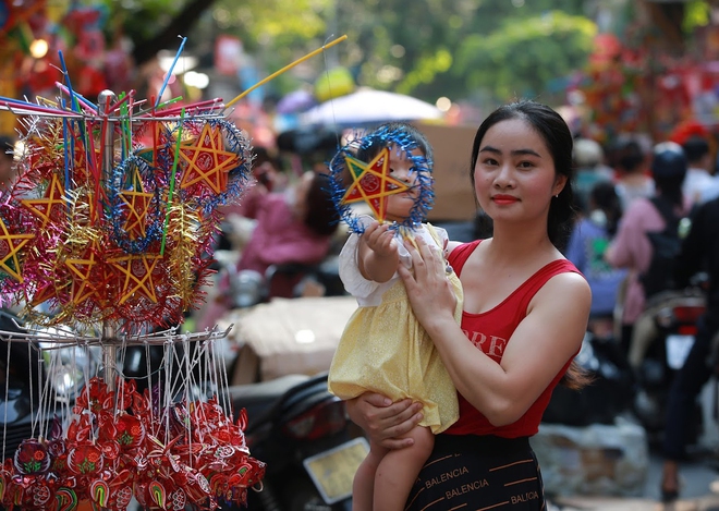  Hà Nội: Phố Hàng Mã chật kín người đổ về vui chơi trước Trung thu, trẻ em được người lớn kiệu rước đèn ông sao  - Ảnh 8.