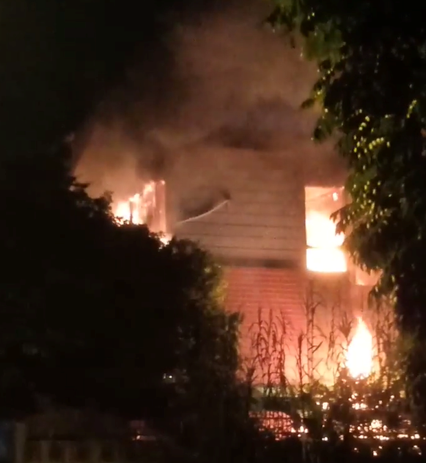  Cháy dữ dội tại căn nhà 3 tầng ở Hà Nội - Ảnh 1.
