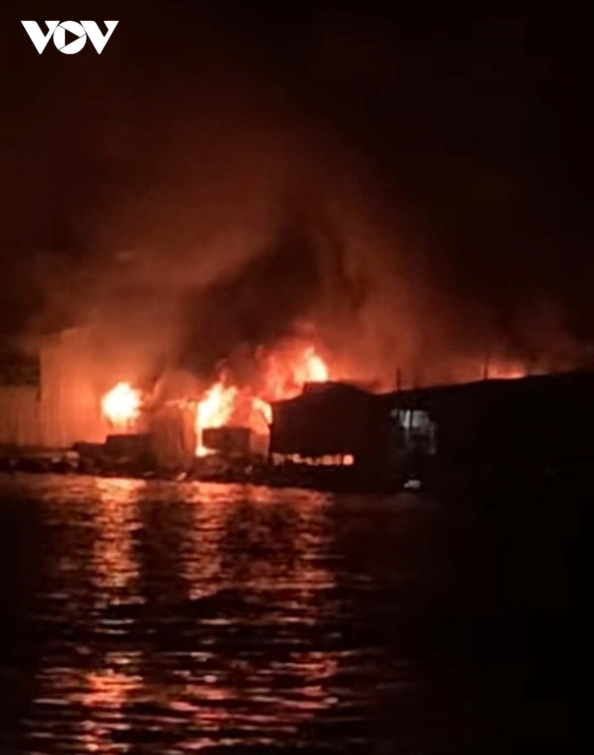 Hoả hoạn thiêu rụi 11 căn nhà ở Phú Quốc  - Ảnh 1.