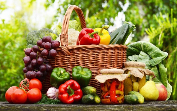 Vì sao cùng cung cấp chất xơ và vitamin nhưng trái cây không thể thay thế rau xanh? - Ảnh 1.