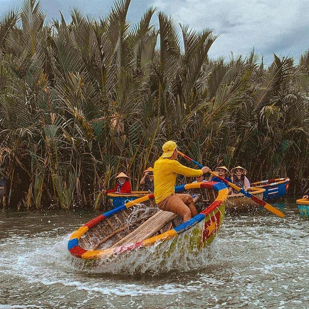 Chao đảo trên thuyền thúng - một đặc sản du lịch Việt Nam khiến du khách phấn khích - Ảnh 1.