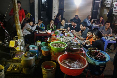 Ăn đường phố là một phần quan trọng của nền văn hóa ẩm thực Việt Nam! Hãy chiêm ngưỡng các món đặc sản đường phố rất nổi tiếng và hấp dẫn, bạn sẽ không muốn bỏ lỡ bất kỳ thức ăn nào trong hình ảnh và nhất là trong thực tế!