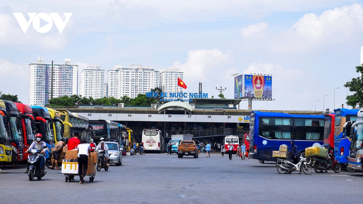 Người dân bắt đầu về quê nghỉ lễ 2/9, các bến xe Hà Nội chưa bị quá tải - Ảnh 1.